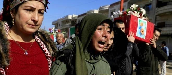 Les Kurdes de Syrie crient leur colere contre la Turquie lors de funerailles