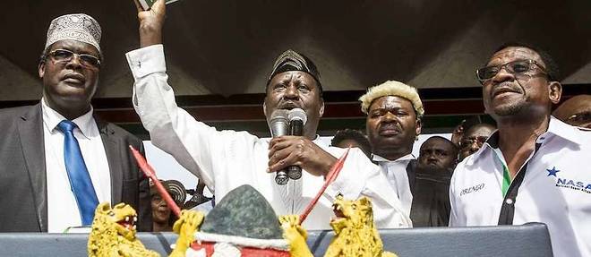 Bible &#224; la main, l'opposant kenyan Raila Odinga a pr&#234;t&#233; serment mardi 30 janvier, une c&#233;r&#233;monie pr&#233;vue initialement pour le mois de d&#233;cembre.&#160;