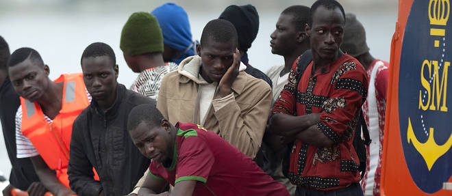 Un groupe de migrants sur un bateau des garde-c&#244;tes espagnols en octobre 2016.