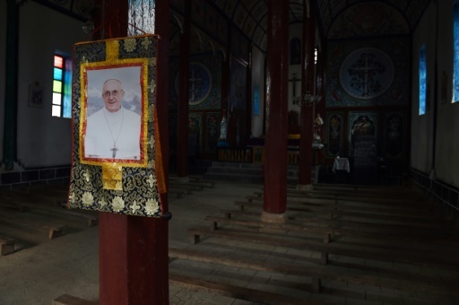 Un portrait du pape François dans l'église de Baihanluo, dans la province chinoise du Yunnan, en mars 2015 © GREG BAKER AFP/Archives