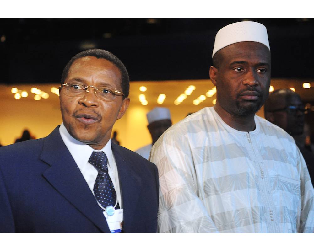 Moussa Mara, en mai 2014, au World Economic Forum sur l'Afrique à Abuja, au Nigeria, avec l'ex-président tanzanien Jakaya Kikwete. ©  PIUS UTOMI EKPEI / AFP