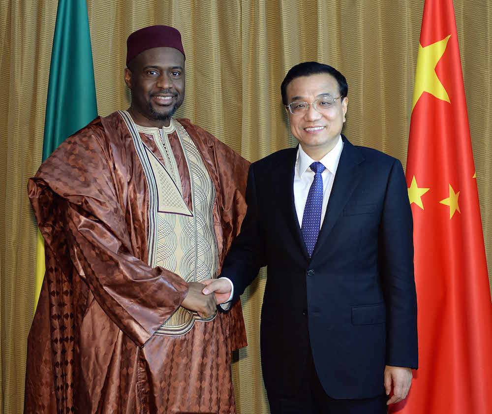 Moussa Mara en mai 2014 avec le premier ministre chinois  Li Keqiang au World Economic Forum on Africa, à Abuja, au Nigeria. ©  Li Tao / XINHUA