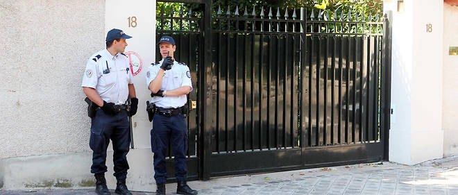Des policiers s&#233;curisent une demeure &#224; Neuilly-sur-Seine, dans les Hauts-de-Seine (photo d'illustration).