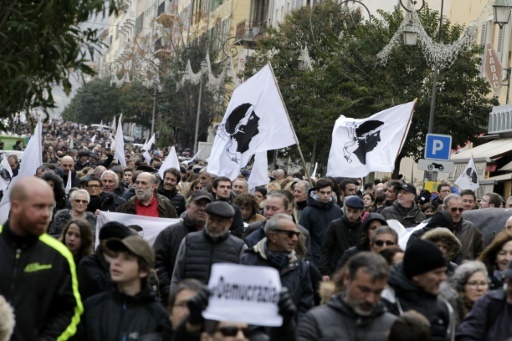 Plusieurs milliers de personnes défilent en Corse lors d'ne démonstration de force nationaliste destinée à pousser le président Emmanuel Macron à "ouvrir le dialogue" sur les revendications autonomistes, le 3 février 2018 à Ajaccio © Pascal POCHARD-CASABIANCA AFP