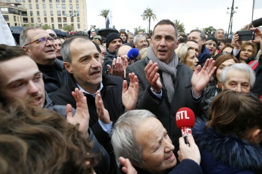 Le leader autonomiste Gilles Simeoni (D) et le président de l'Assemblée de Corse Jean-Guy Talamoni (G), le 3 février 2018 lors d'une manifestation à Ajaccio  © PASCAL POCHARD-CASABIANCA AFP