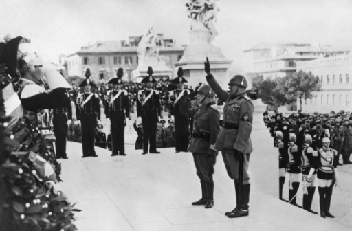 Apres Hitler, Mussolini revient dans une comedie derangeante