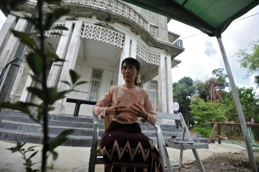 Aung San Suu Kyi devant sa maison, le 11 juillet 2011 © Soe Than WIN AFP/Archives