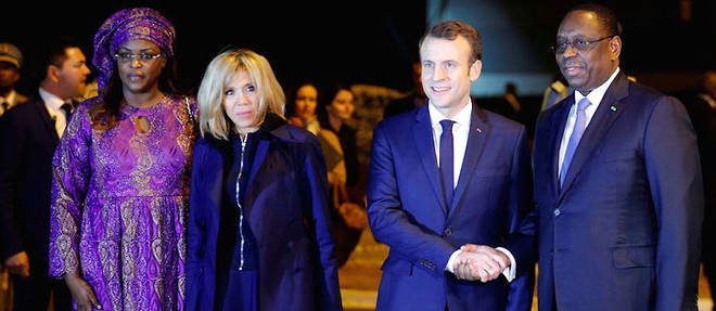 Le pr&#233;sident fran&#231;ais Emmanuel Macron et son &#233;pouse accueillis par le chef de l'&#201;tat s&#233;n&#233;galais Macky Sall.&#160;