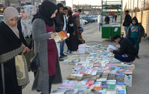 Des Irakiens vendent et achètent des livres sur un trottoir de Mossoul, dans le nord de l'Irak, le 12 janvier 2018 © Ahmad MUWAFAQ AFP
