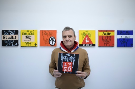 Le créateur de mode Jean-Charles de Castelbajac pose le 1er février 2018 devant ses toiles et dessins exposés à la galerie Magda Danysz à Paris © STEPHANE DE SAKUTIN AFP