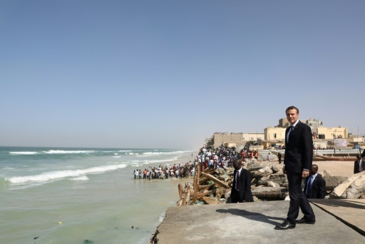 Le président français Emmanuel Macron marche sur le front de mer à Saint-Louis, le 3 février 2018, au dernier jour de sa visite au Sénégal. © ludovic MARIN POOL/AFP