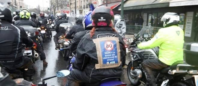 Des milliers de motards et d'automobilistes en colere a Paris contre les 80 km/h