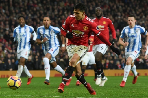 Le Chilien de Manchester United Alexis Sanchez marque en deux temps un penalty contre Huddersfield, le 3 février 2018 au stade Old Trafford © PAUL ELLIS                        AFP