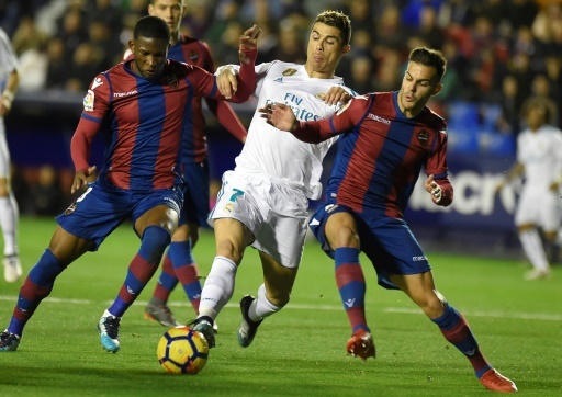 La star du Real Madrid Cristiano Ronaldo bloqué par deux joueurs de Levante, Rober Pier (d) et Jefferson Lerma, le 3 février 2018 à Valence © JOSE JORDAN AFP