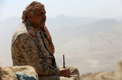 Le commandant yéménite Nasr al-Dibani dirigeant des troupes progouvernementales est posté sur une hauteur de la chaîne montagneuse de Nihm, à une cinquantaine de km de Sanaa, le 30 janvier 2018  © ABDULLAH AL-QADRY AFP