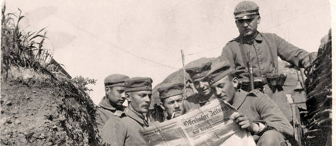 German soldiers read the Offenbacher Zeitung, a newspaper, in the trenches. Date and place unknown. The image was also available as a fieldpostcard and was sent om August 1915 with text from the Western Front. Photo: Sammlung Sauer