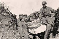 German soldiers read the Offenbacher Zeitung, a newspaper, in the trenches. Date and place unknown. The image was also available as a fieldpostcard and was sent om August 1915 with text from the Western Front. Photo: Sammlung Sauer ©Sammlung Sauer