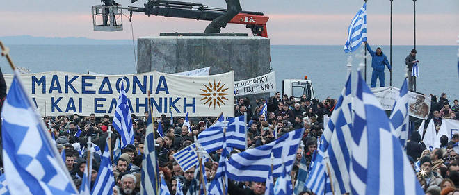 Des dizaines de milliers d'opposants au compromis sur le nom de la Mac&#233;doine envisag&#233; par le gouvernement grec se sont rassembl&#233;s dimanche apr&#232;s-midi &#224; Ath&#232;nes.