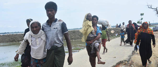 Des centaines de Rohingyas franchissent la fronti&#232;re entre la Birmanie et le Bangladesh en septembre 2017. Selon le Haut-Commissariat pour les r&#233;fugi&#233;s des Nations unies, &#224; cette p&#233;riode, pr&#232;s de 600 000 personnes ont fui les massacres.