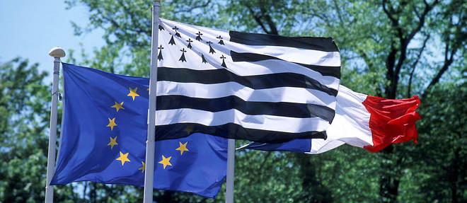 Les drapeaux fran&#231;ais, europ&#233;en et breton.