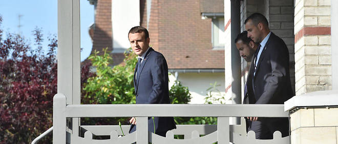Le pr&#233;sident Emmanuel Macron &#224; la sortie de la maison du Touquet, en juin 2017.