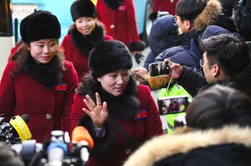 Des pom-pom girls nord-coréennes arrivent à Inje, près de Pyeongchang, en Corée du Sud pour les JO, le 7 février 2018 © JUNG Yeon-Je AFP