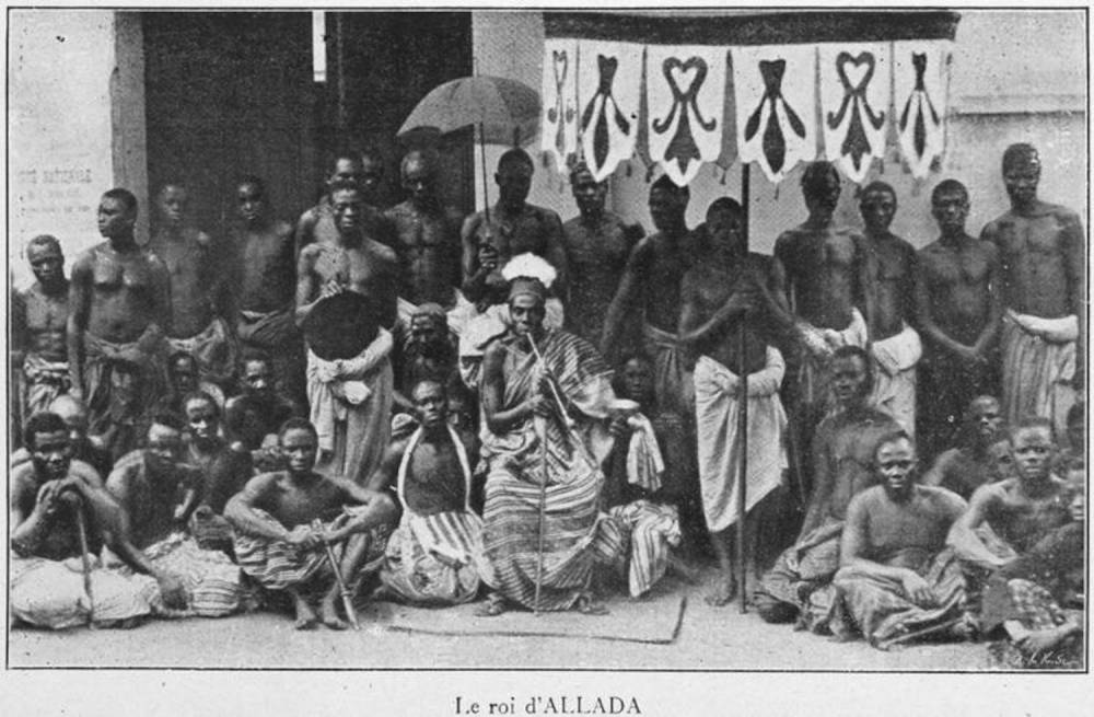 Berceau de l’ethnie fon venu de Adja, Allada perpétue la tradition commune aux royaumes dabomey et de Porto-Novo, issus d’un même clan au départ. Ici les rois d'Allada en 1900.  ©  Bénin Tourisme