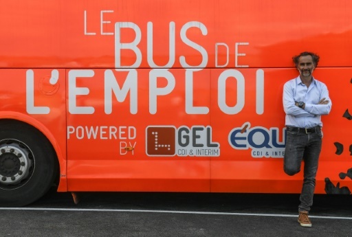 Le fondateur du Gel Groupe Guilhem de Lajarte se tient devant 
"le bus de l'emploi" le 12 juin 2017 au siège de Saint-André-de-Corcy près de Lyon. Gel Groupe se présente comme un guide des sociétés pour les ressources humaines © PHILIPPE DESMAZES AFP/Archives