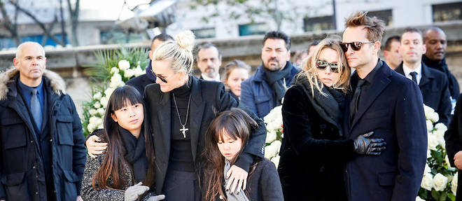 Devant le cercueil, L&#230;ticia Hallyday et ses deux filles, Joy et Jade, Laura Smet et David Hallyday.