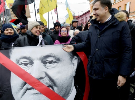 Mikheïl Saakachvili avec ses soutiens lors d'une marche contre le président ukrainien Petro Porochenko à Kiev, le 4 février 2018 © Sergei SUPINSKY AFP