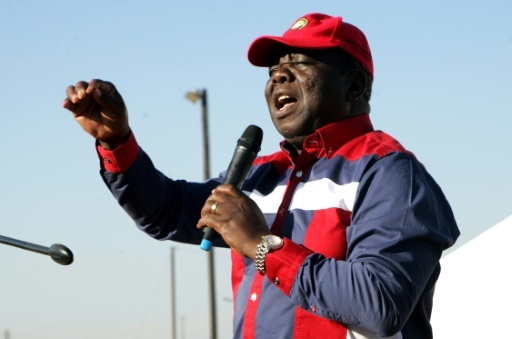 Le chef historique de l'opposition au Zimbabwe, Morgan Tsvangirai, lors d'une réunion publique à Chinhoyi, le 27 juillet 2013 © Jekesai NJIKIZANA AFP/Archives