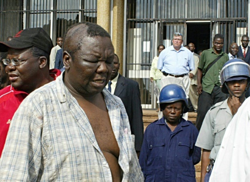 Le chef historique de l'opposition au Zimbabwe, Morgan Tsvangirai, après avoir été arrêté et passé à tabac par la police, le 13 mars 2007, à Harare © DESMOND KWANDE AFP/Archives