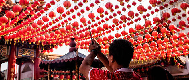 Les Chinois de Malaisie c&#233;l&#232;brent le nouvel an chinois dans un temple de Kuala Lumpur.