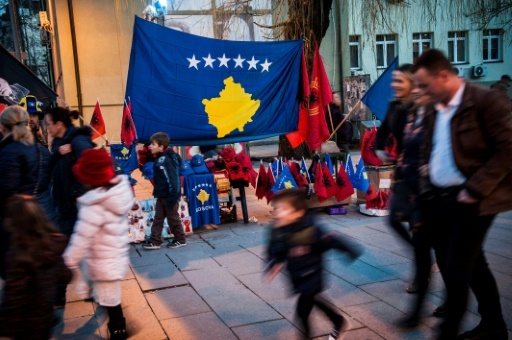 Des drapeaux kosovars et albanais dans une rue de Pristina, le 16 février. © Armend NIMANI AFP