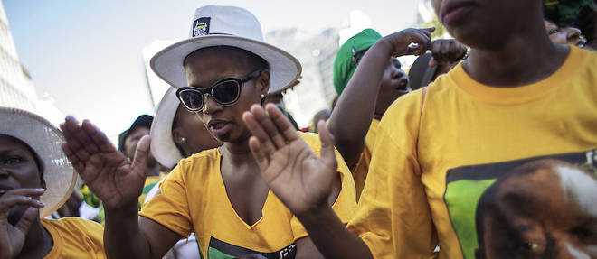 Des militants de l'ANC applaudissent l'arriv&#233;e de Cyril Ramaphosa &#224; la t&#234;te de l'&#201;tat.