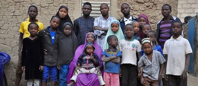 Tchima Moussa entoure&#769;e d'une partie des 16 enfants et 24 petits-enfants &#224; sa charge.&#160;