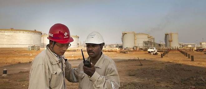 La presence chinoise est forte dans plusieurs secteurs. Ici, un employe de la China Petroleum Engineering &amp; Construction Corp discute pres des reservoirs de stockage de petrole dans la zone de Melut, dans le Haut-Nil, au Soudan, le lundi 29 novembre 2010.