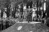  Le général Charles de Gaulle prononce, le 16 juin 1946  à Bayeux, un important discours-programme préfigurant la Constitution de la Ve République. Venu pour présider le deuxième anniversaire de la libération de la ville, il y a prononcé un discours célèbre rappelant ses vues en matière constitutionnelle.  