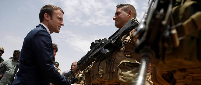 Emmanuel Macron &#224; Gao au Mali le 19 mai 2017. C'est lors d'une visite aupr&#232;s des forces fran&#231;aises que le pr&#233;sident a rencontr&#233; Daniel M&#233;naouine, alors &#224; la t&#234;te de la Minusma. (Photo d'illustration).