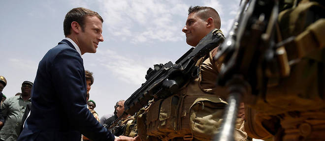 Emmanuel Macron &#224; Gao au Mali le 19 mai 2017. C'est lors d'une visite aupr&#232;s des forces fran&#231;aises que le pr&#233;sident a rencontr&#233; Daniel M&#233;naouine, alors &#224; la t&#234;te de la Minusma. (Photo d'illustration).