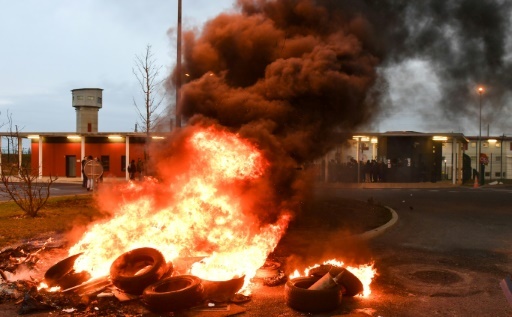 Des pneus brûlent devant le centre pénitentiaire de Vendin-le-Vieil dont l'accès est bloqué par les surveillants, le 15 janvier 2018 © Denis Charlet AFP