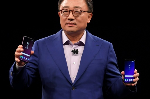 DJ Koh, président de la division mobile de Samsung, présente le nouveau Galaxy S9, le 25 février 2018 à Barcelone, à la veille du Congrès mondial de la téléphonie mobile (MWC) de Barcelone © LLUIS GENE AFP