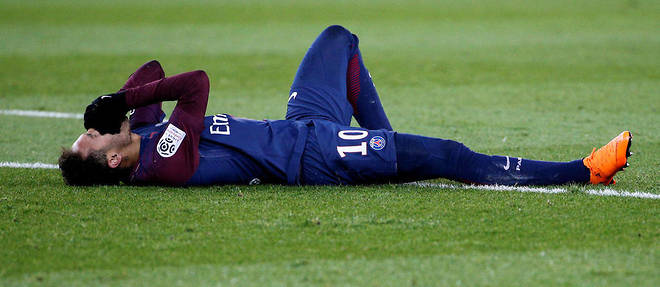 Neymar souffre d'une entorse et d'une fissure osseuse au pied, qui pourraient le rendre forfait pour le match contre le Real Madrid le 6 mars.