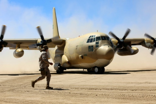 Des soldats saoudiens devant un avion cargo transportant de l'aide sur une base dans la province de marib, au Yémen, le 8 février 2018  © ABDULLAH AL-QADRY AFP
