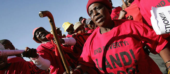 Des membres du Mouvement des peuples sans terre d'Afrique du Sud manifestaient le 27 juillet 2005 pour r&#233;clamer une plus juste redistribution des terres.&#160;