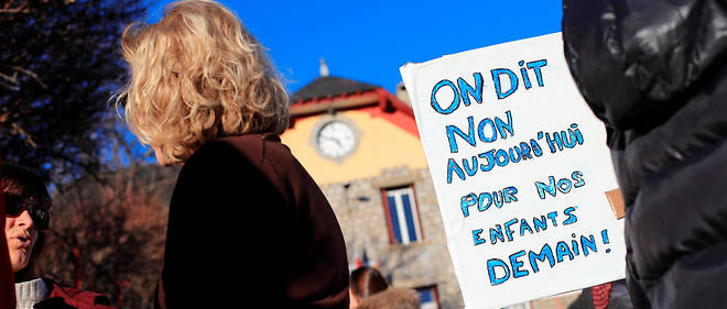 Des parents d'&#233;l&#232;ves manifestent contre la suppression d'un poste dans l'&#233;cole primaire d'Enveitg, un village des Pyr&#233;n&#233;es-Orientales.