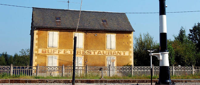 Le buffet de la gare d&#233;saffect&#233;e &#224; Meymac dans le Limousin.