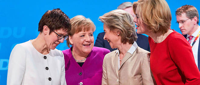 Angela Merkel lors de la convention de la CDU, &#224; Berlin, le 26 f&#233;vrier. &#192; ses c&#244;t&#233;s (de g. &#224; dr.), Annegret Kramp-Karrenbauer, la nouvelle secr&#233;taire g&#233;n&#233;rale de la CDU, Ursula von der Leyen, ministre de la D&#233;fense depuis 2013, et Julia Kl&#246;ckner, ministre de l&#8217;Agriculture du gouvernement de coalition qui verra le jour si les adh&#233;rents du SPD donnent leur accord le 4&#160;mars.