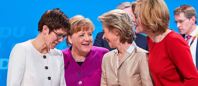 Angela Merkel lors de la convention de la CDU, &#224; Berlin, le 26 f&#233;vrier. &#192; ses c&#244;t&#233;s (de g. &#224; dr.), Annegret Kramp-Karrenbauer, la nouvelle secr&#233;taire g&#233;n&#233;rale de la CDU, Ursula von der Leyen, ministre de la D&#233;fense depuis 2013, et Julia Kl&#246;ckner, ministre de l&#8217;Agriculture du gouvernement de coalition qui verra le jour si les adh&#233;rents du SPD donnent leur accord le 4&#160;mars.