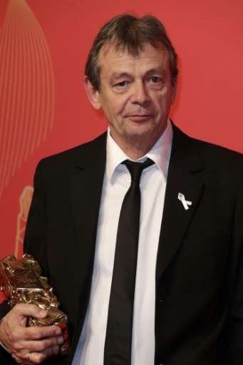 L'écrivain Pierre Lemaitre reçoit le César de la meilleure adaptation pour le film "Au revoir la-haut" à la Salle Pleyel à Paris le 2 mars 2018  © Thomas SAMSON AFP